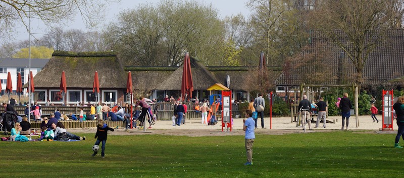 Strandpark und Spielplatz neben dem Strandcaf