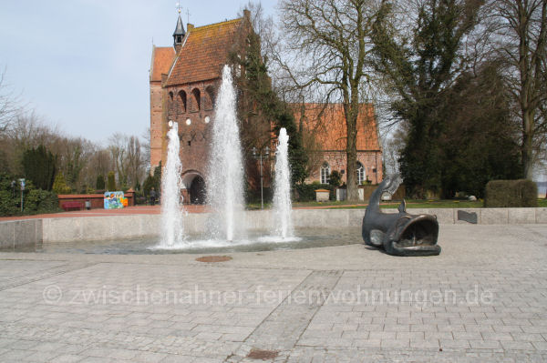 Springbrunnen vor der Kirche