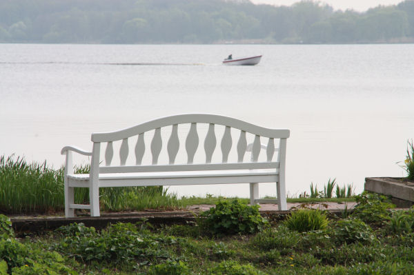 Weie Bank vor dem Bad Zwischenahner Meer im Kurpark