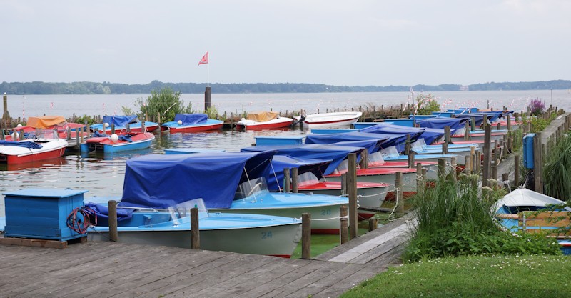 Viele Boote beim Bootsvermietung Renken in einer Reihe