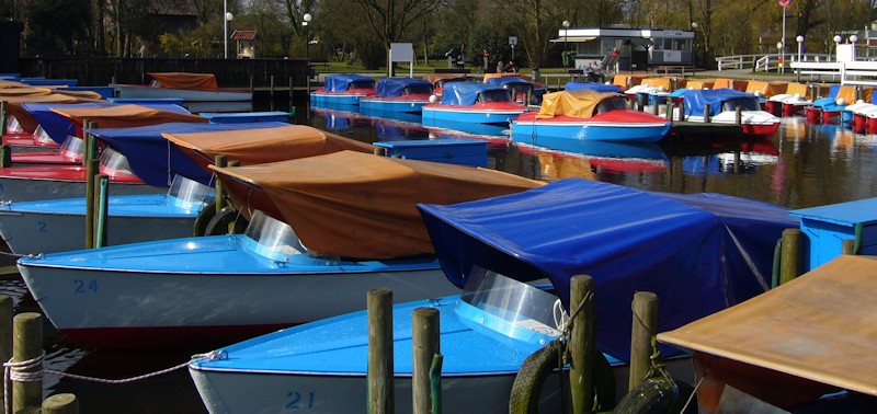 Elektroboote und Tretboote beim Bootsverleih Renken am Zwischenahner Meer