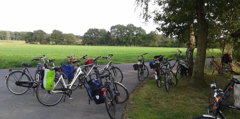 Abgestellte Fahrrder bei einer Pause bei der Fahrradtour