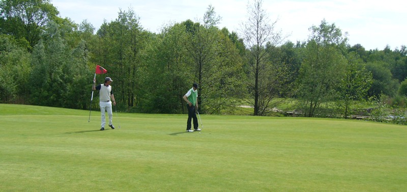 Zwei Golfspieler im Golfclub am Meer