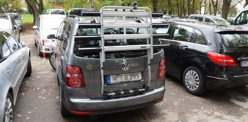 Parkplatz mit Autos und Fahrradtrger