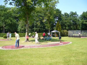 Minigolfbahn mit Spielern