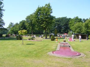 Minigolfbahn auf Rasenflche