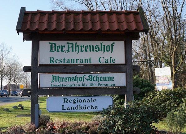 Schild vom Ahrenshof mit Adresse und Angeboten