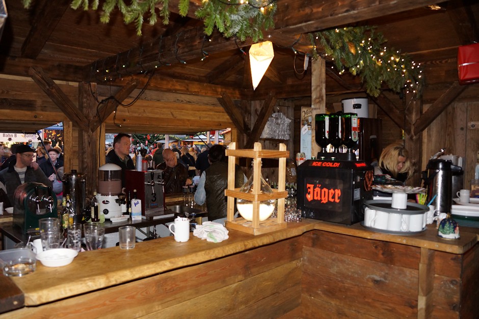 Glhweinhtte aus Holz von innen auf dem Zwischenahner Weihnachtsmarkt